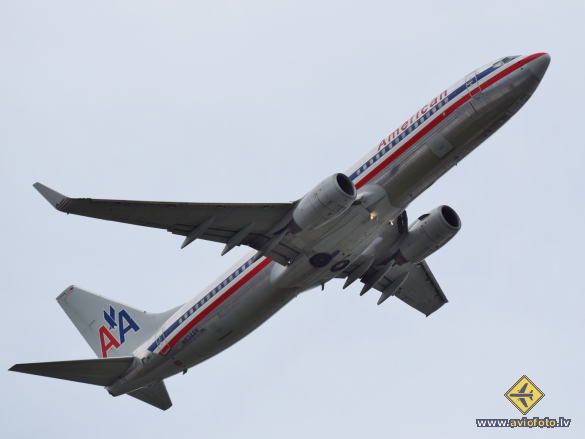 Boeing 737-823